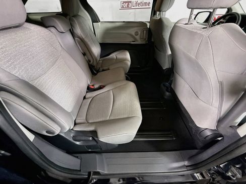 Certified 2024 Toyota Sienna LE FWD image 30