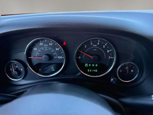 Used 2013 Jeep Wrangler Unlimited Sahara w/ Dual Top Group AWD/4WD image 17