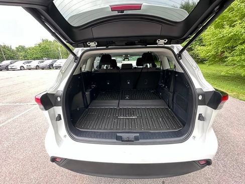 Used 2023 Toyota Highlander LE AWD/4WD image 10