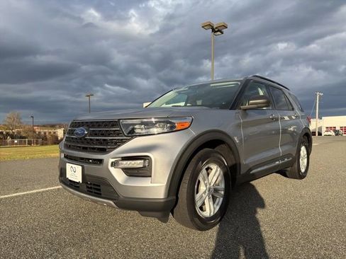Used 2022 Ford Explorer XLT w/ Equipment Group 202A image 4