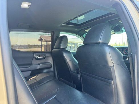 Used 2020 Toyota Tacoma TRD Sport w/ TRD Premium Sport Package AWD/4WD image 13