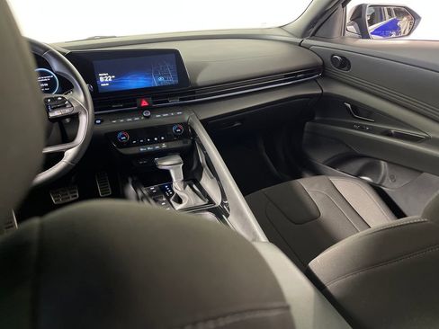 Certified 2025 Hyundai Elantra SEL FWD image 17