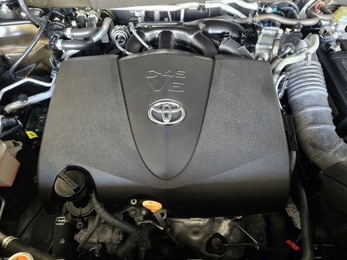 Used 2021 Toyota Highlander LE FWD image 34