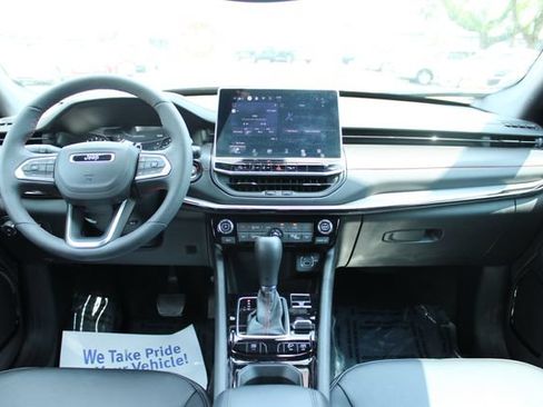 Used 2025 Jeep Compass Trailhawk w/ Trailhawk Convenience Group AWD/4WD image 16