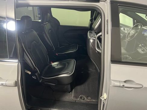 Certified 2025 Chrysler Pacifica Limited FWD image 32