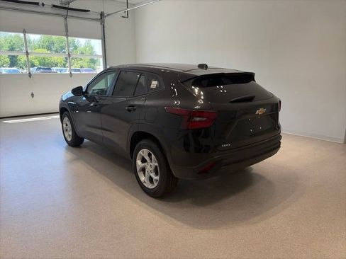 Used 2026 Chevrolet Trax LS w/ LS Convenience Package FWD image 4