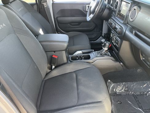 Used 2018 Jeep Wrangler Unlimited Sahara w/ Uconnect 4C Nav & Sound Group AWD/4WD image 10