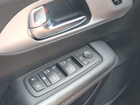 Used 2025 Chrysler Pacifica Limited image 24