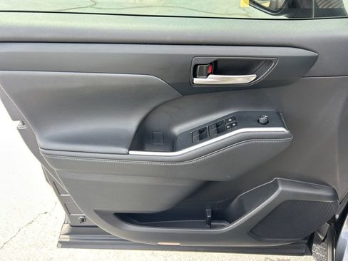 Used 2023 Toyota Highlander XSE image 3