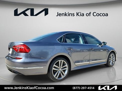 Used 2016 Volkswagen Passat 1.8T R-Line w/ R-Line Lighting Package FWD image 4