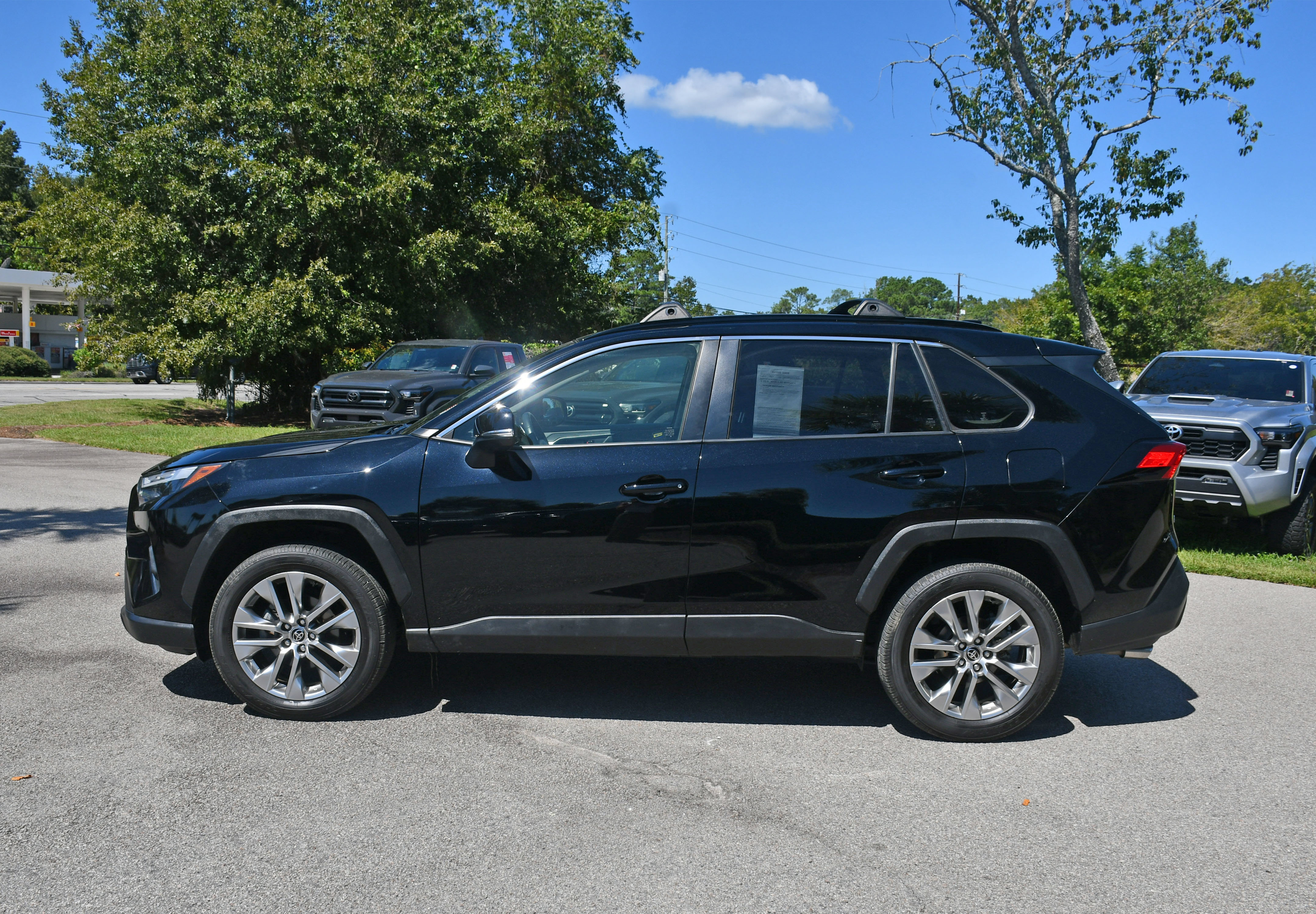 Used 2022 Toyota RAV4 XLE Premium FWD image 5
