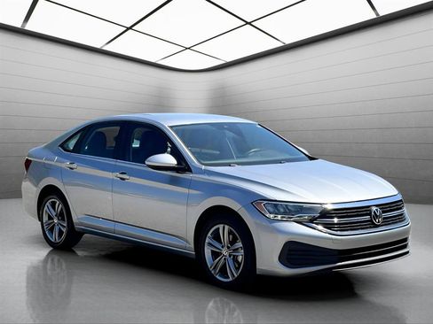 Used 2024 Volkswagen Jetta SE FWD image 3