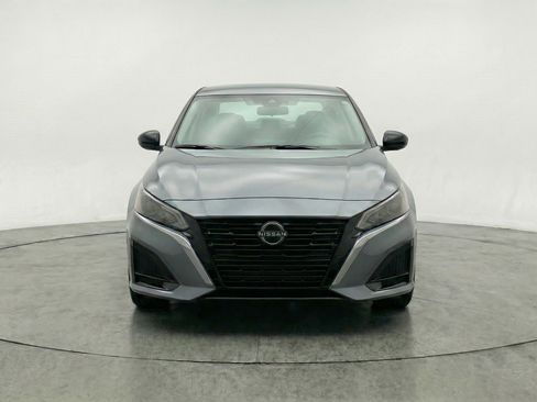 Used 2025 Nissan Altima 2.5 SV FWD image 2