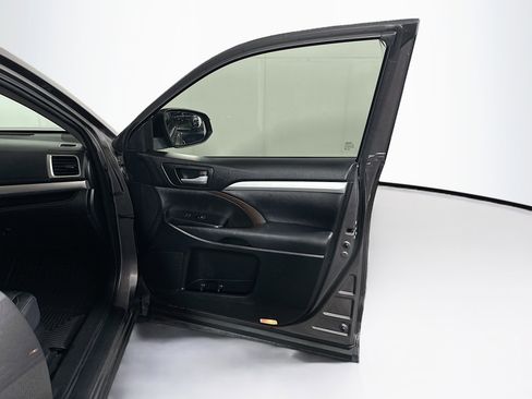 Used 2015 Toyota Highlander XLE FWD image 35