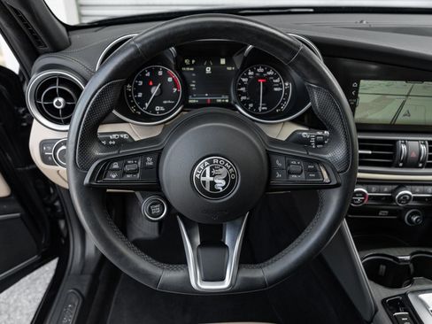 Used 2023 Alfa Romeo Giulia Lusso w/ Quick Order Package 22Z Lusso image 10