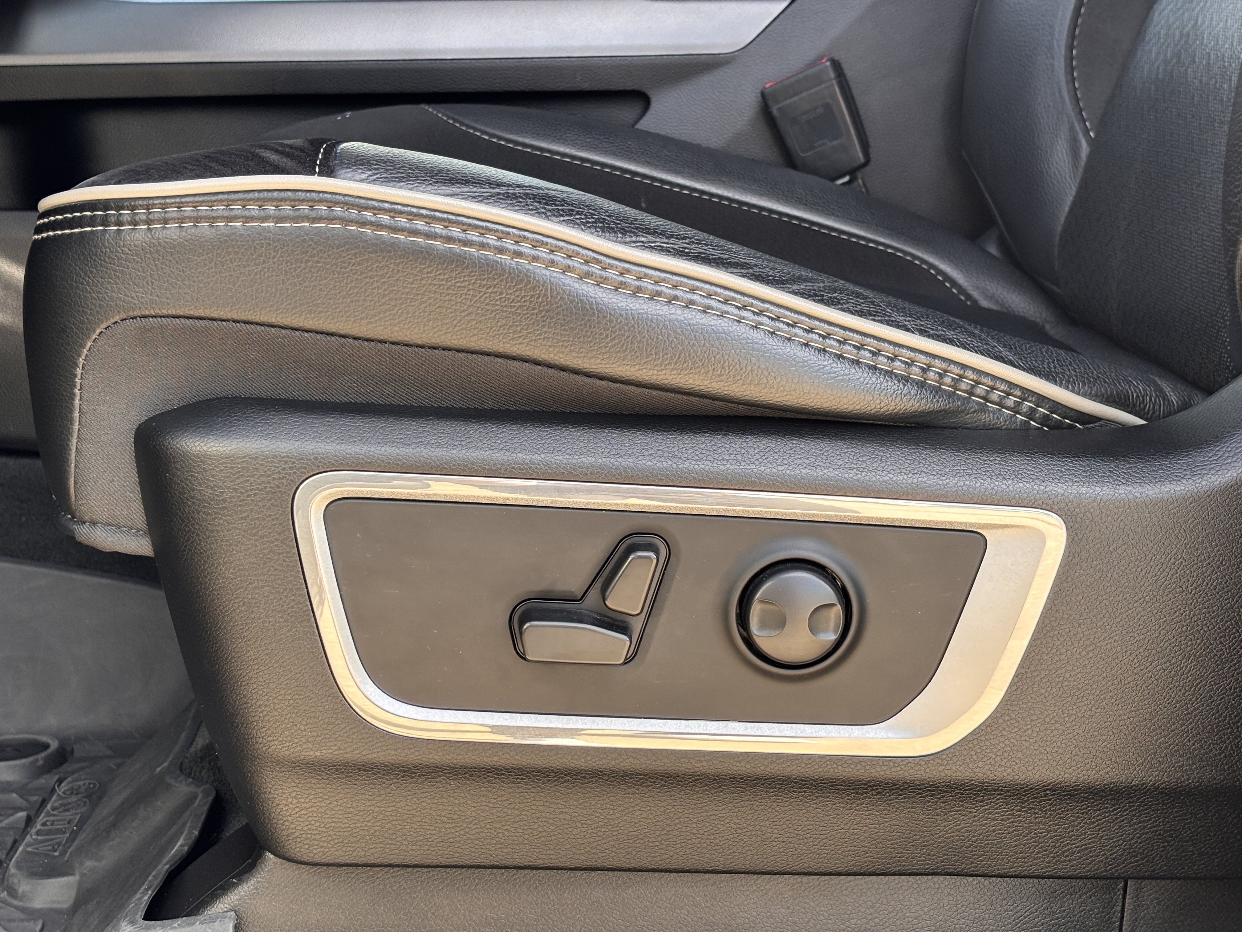 Used 2023 RAM 1500 Laramie RWD image 36