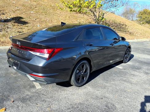 Used 2021 Hyundai Elantra SEL image 5