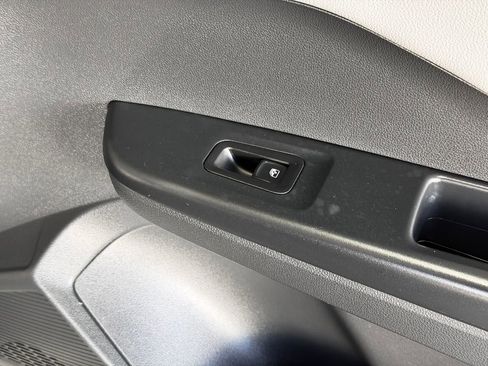 Used 2024 Volkswagen Taos SE image 28