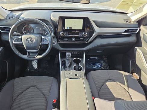 Used 2024 Toyota Highlander LE image 12