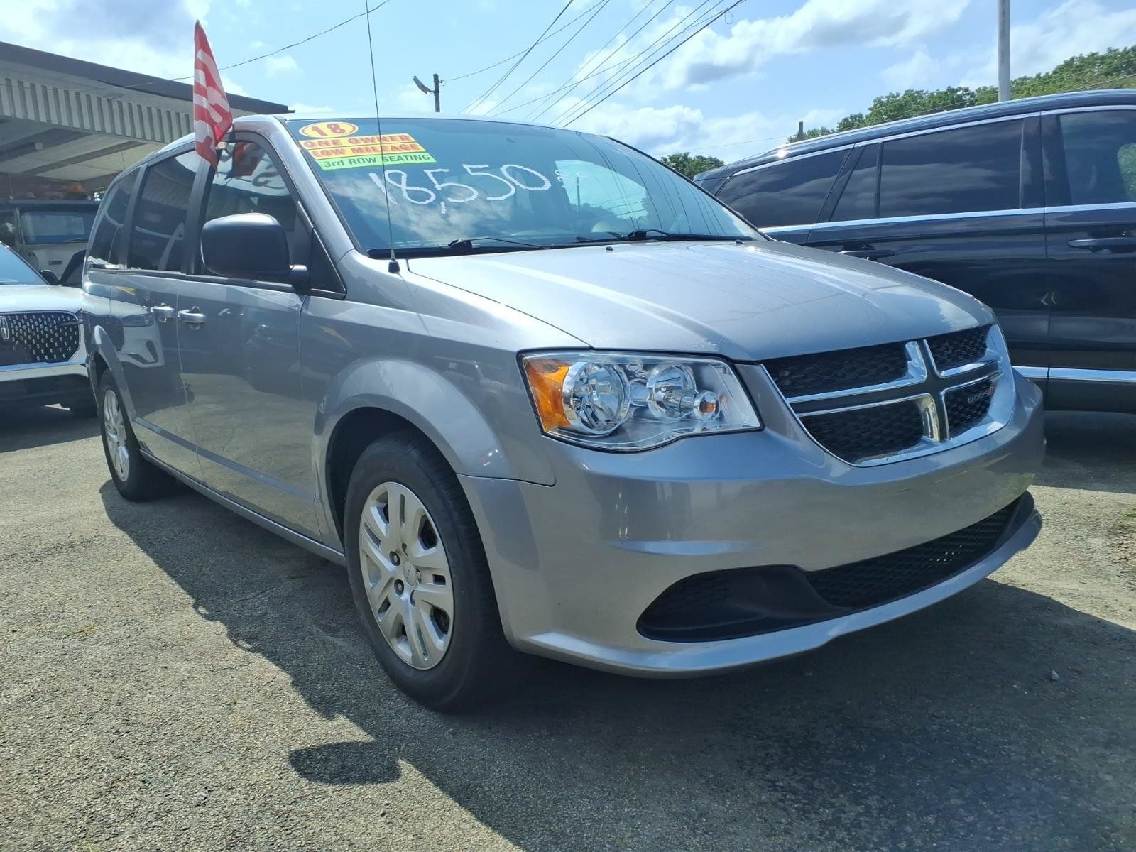 Used 2018 Dodge Grand Caravan SE w/ UConnect Hands-Free Group FWD image 1
