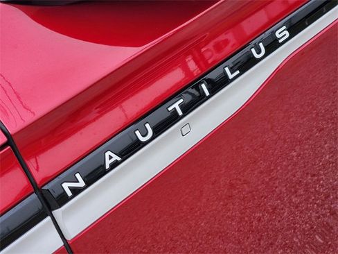Used 2024 Lincoln Nautilus Premier image 12