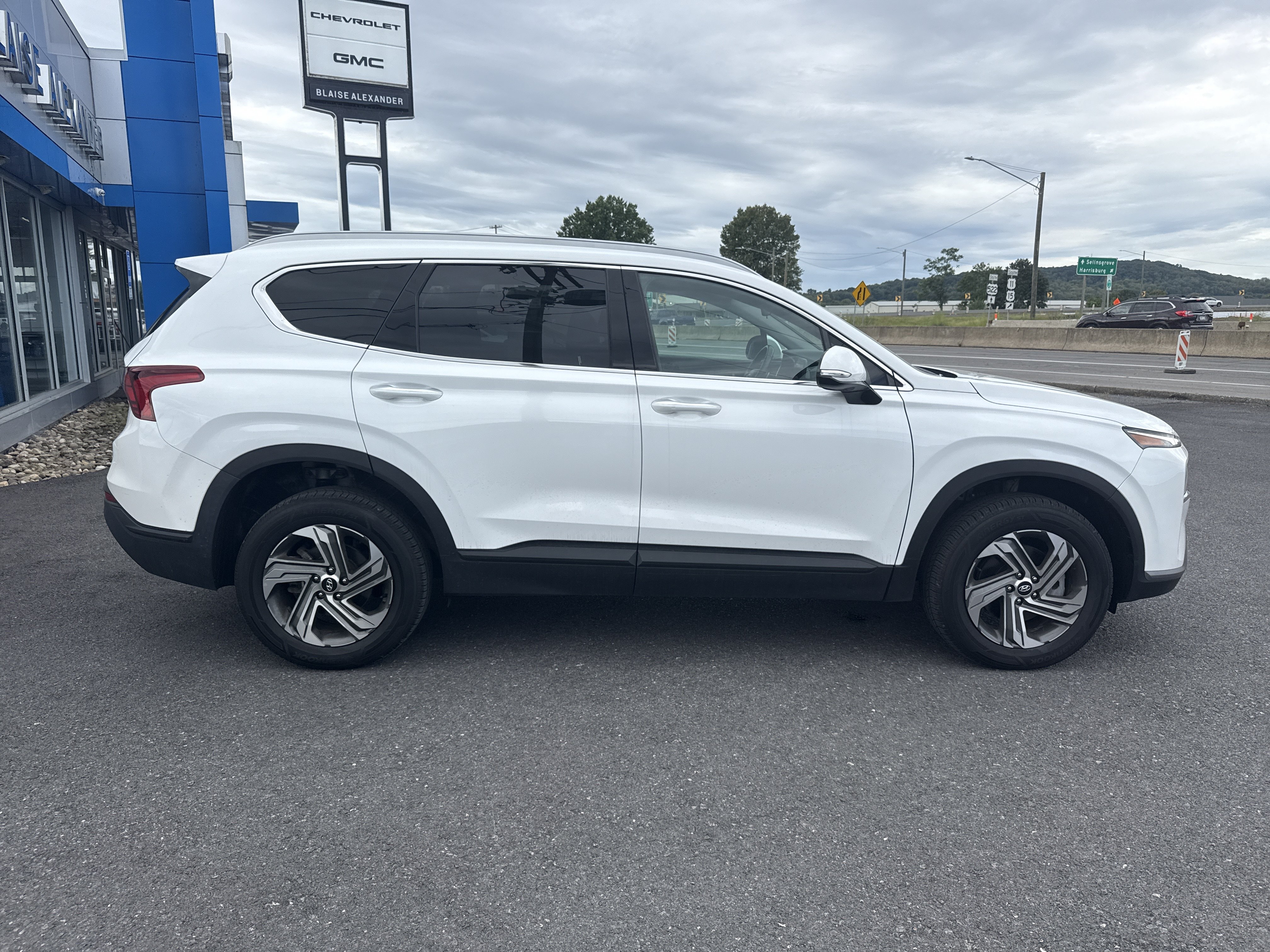 Used 2023 Hyundai Santa Fe SEL AWD/4WD image 2