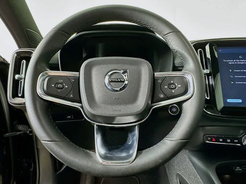 Used 2023 Volvo XC40 B5 Plus image 16