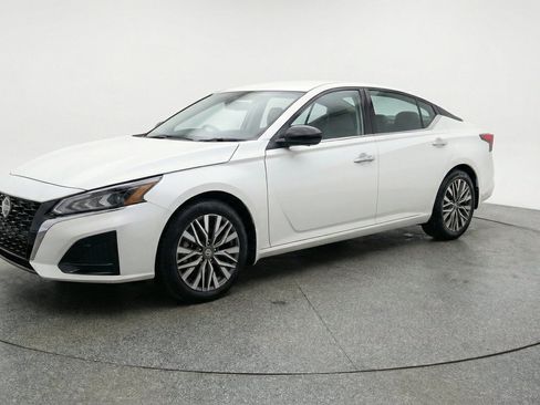 Used 2025 Nissan Altima 2.5 SV FWD image 3