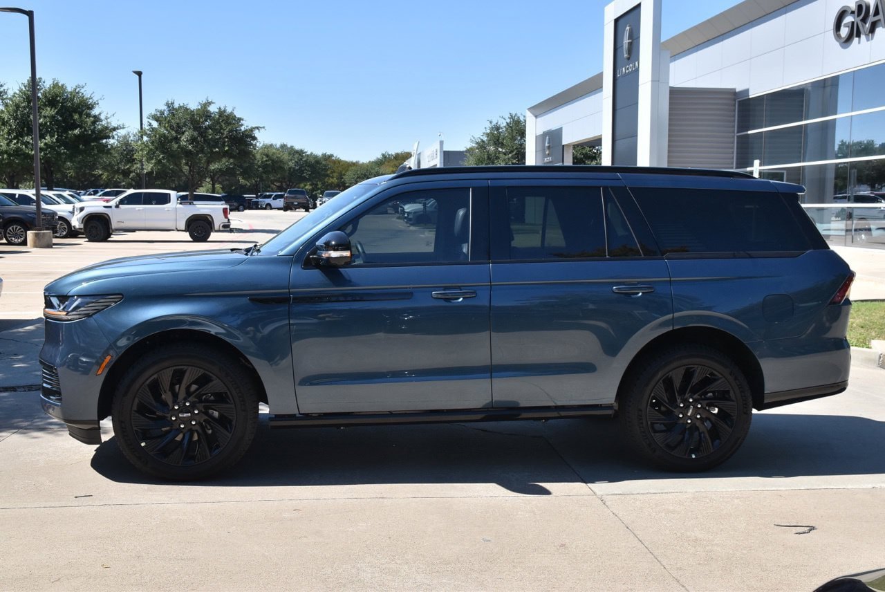 New 2027 Lincoln Navigator Reserve w/ Jet Appearance Package AWD/4WD image 11