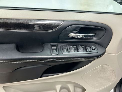 Used 2016 Chrysler Town & Country Touring FWD image 20