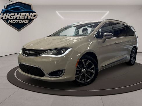 Used 2017 Chrysler Pacifica Limited FWD image 2