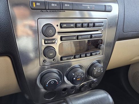 Used 2009 HUMMER H3T Luxury image 16