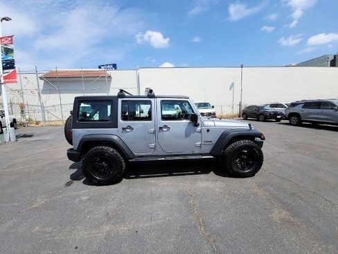 Used 2017 Jeep Wrangler Unlimited Sport w/ Mopar Black Appearance Group AWD/4WD image 9