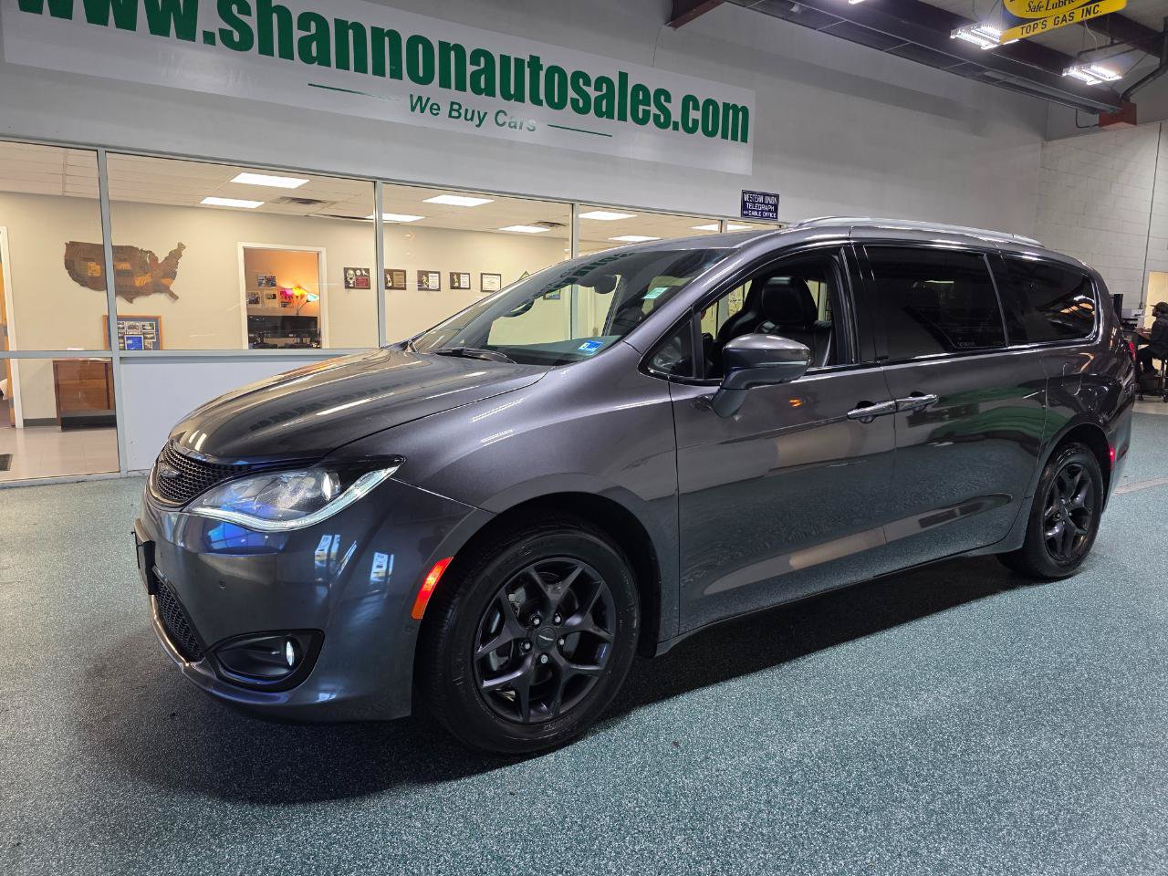 Used 2019 Chrysler Pacifica Limited w/ Advanced Safetytec Group FWD image 2