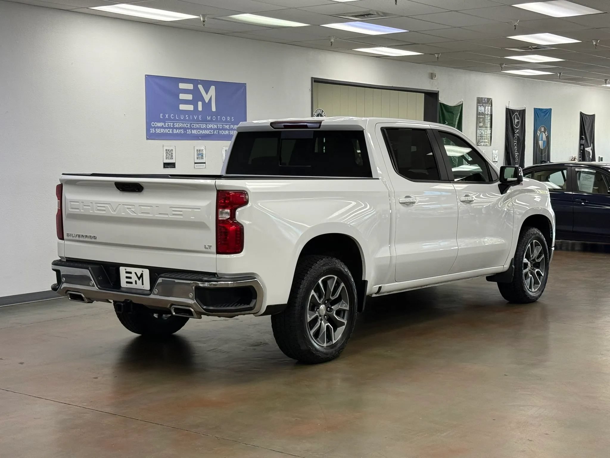 Used 2023 Chevrolet Silverado 1500 LT AWD/4WD image 5