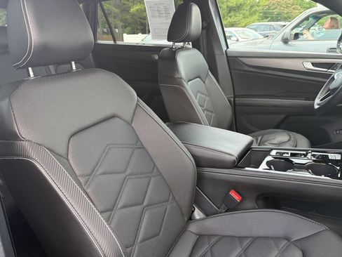 Certified 2025 Volkswagen Atlas Cross Sport SE FWD image 30