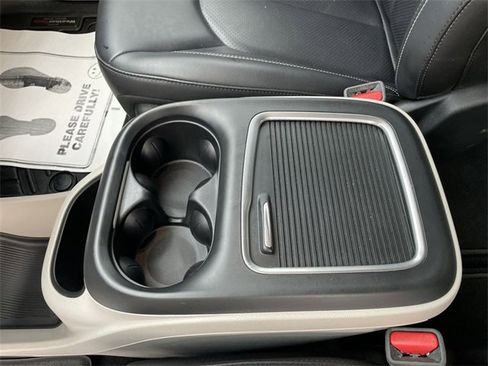 Used 2023 Chrysler Pacifica Touring-L image 15