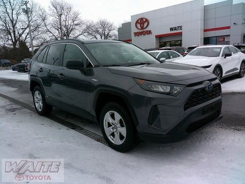 Used 2021 Toyota RAV4 LE image 1