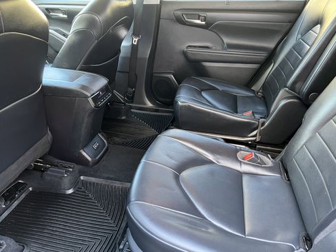 Used 2022 Toyota Highlander XLE image 16