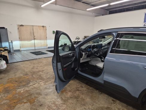 Certified 2025 Ford Escape SE w/ PHEV Premium Package image 9