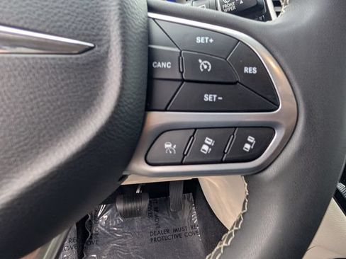 Used 2022 Chrysler Pacifica Touring-L FWD image 14