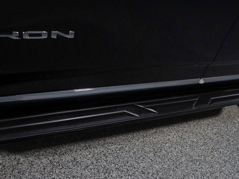 Used 2023 GMC Yukon SLT w/ SLT Luxury Package image 12