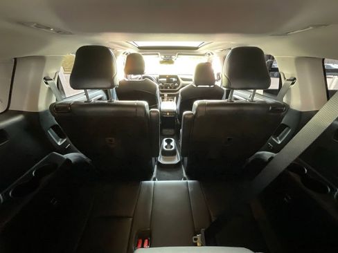 Used 2021 Toyota Highlander Platinum image 25