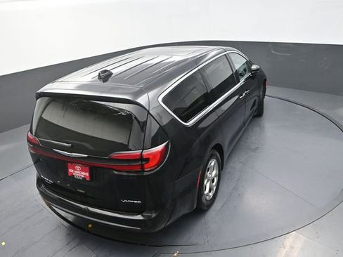 Used 2024 Chrysler Pacifica Limited image 27