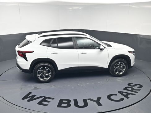 Certified 2025 Chevrolet Trax LT w/ Driver Confidence Package image 32