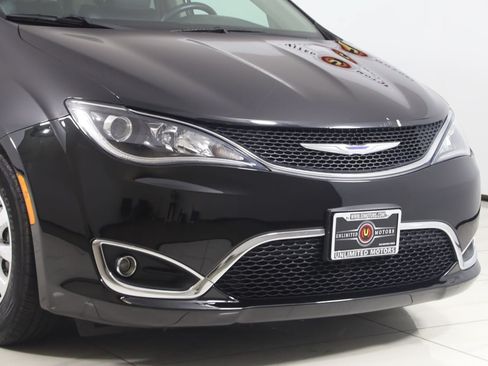 Used 2018 Chrysler Pacifica Touring-L FWD image 35
