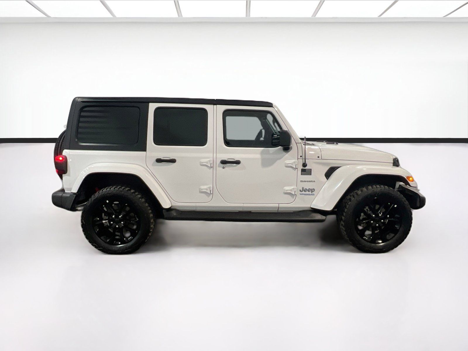 Used 2021 Jeep Wrangler Unlimited Sahara w/ Cold Weather Group AWD/4WD image 24