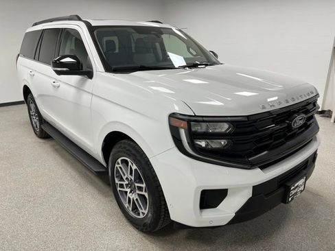 Used 2025 Ford Expedition Active AWD/4WD image 2