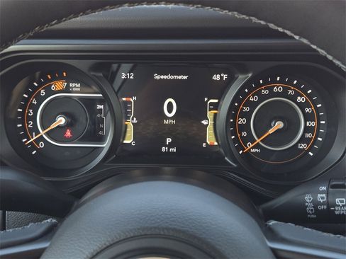 Used 2025 Jeep Wrangler Unlimited Rubicon w/ Technology Group image 18