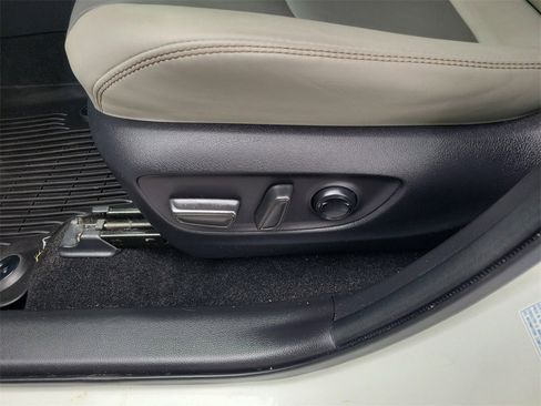 Used 2022 Toyota RAV4 XLE Premium image 25